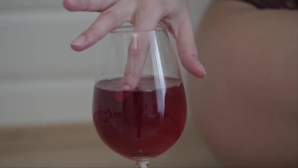 Kvinna smak vin med finger — Stockvideo