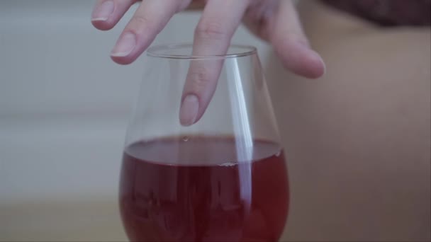 Kvinna smak vin med finger — Stockvideo