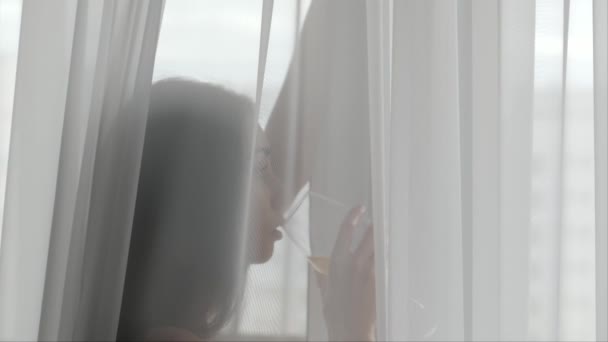 Женщина у окна — стоковое видео