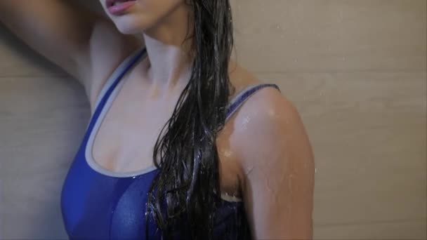 Zuhanyzó nő — Stock videók