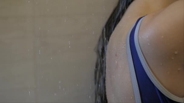 Femme dans la douche — Video