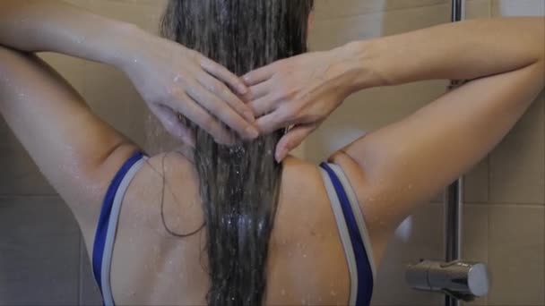 Mujer en la ducha — Vídeos de Stock