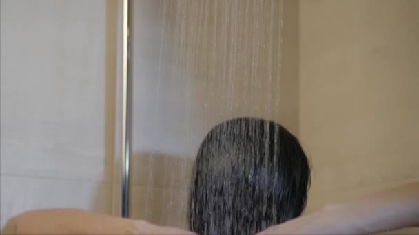Kvinna i duschen — Stockvideo