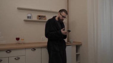 Sakallı adam çay ile