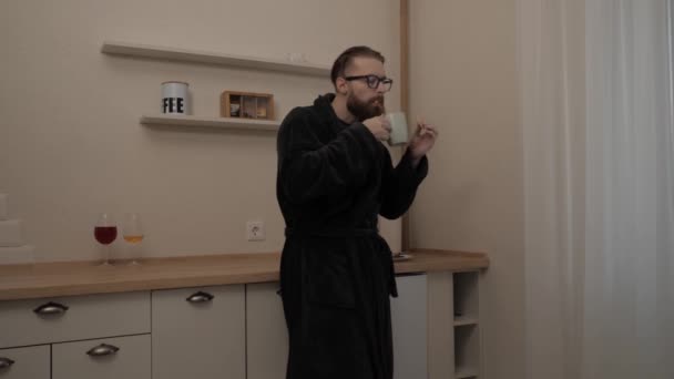 Homem barbudo com xícara de chá — Vídeo de Stock