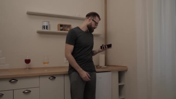 Homme barbu avec smartphone réagissant au contenu — Video