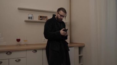 Sakallı adam ile müzik dinleme smartphone