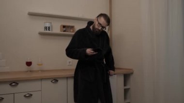 Sakallı adam ile müzik dinleme smartphone