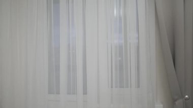 Sakallı adam kadeh şarap ile