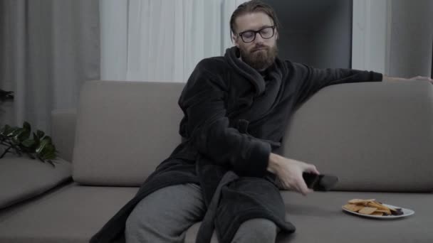 英俊的胡须男子放松在沙发上 — 图库视频影像