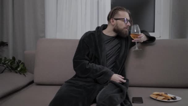 ハンサムなひげを生やした男のソファーでリラックス — ストック動画