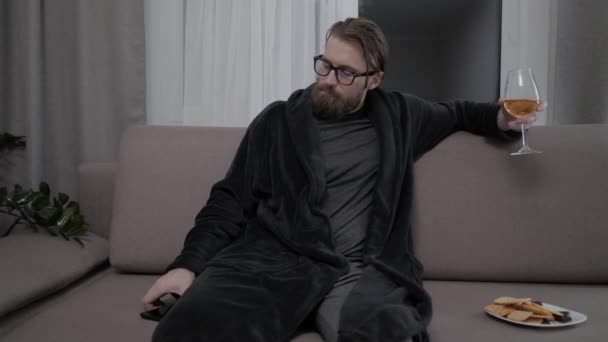 Schöner bärtiger Mann entspannt auf dem Sofa — Stockvideo