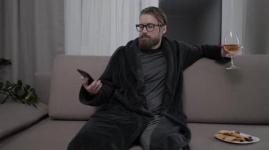 Yakışıklı sakallı adam kanepede rahatlatıcı