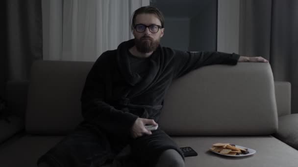 Красивий бородатий чоловік дивиться телевізор — стокове відео