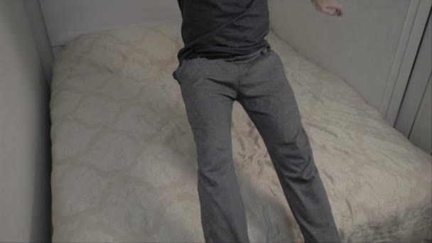Bebaarde man vallen op bed in slow motion — Stockvideo