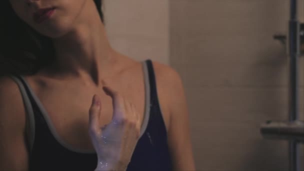 Kvinna i duschen — Stockvideo