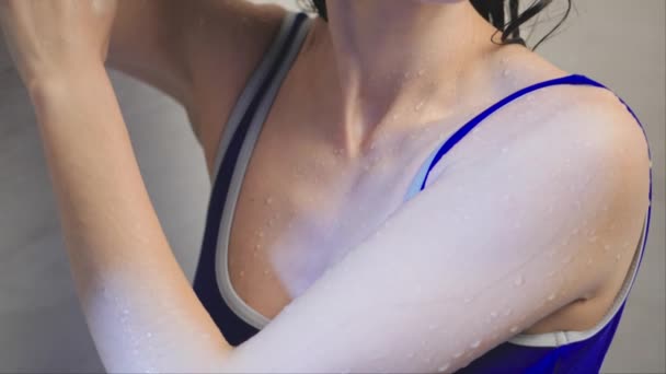 Жінка в душ — стокове відео