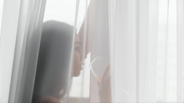 Nő közelében ablak — Stock videók