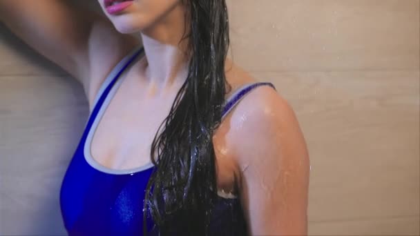 Mulher no chuveiro — Vídeo de Stock