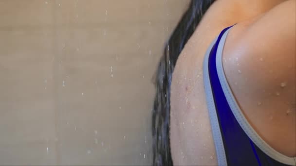 Kobieta w prysznic — Wideo stockowe