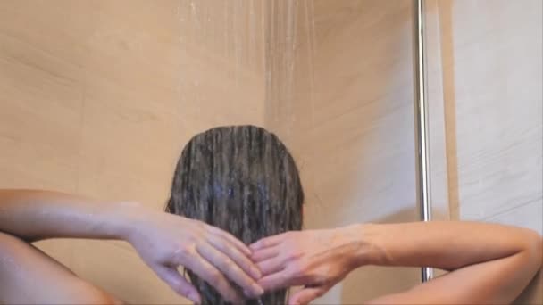 Vrouw in douche — Stockvideo