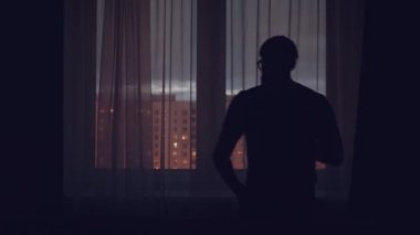 Bir kadeh şarap ile adam siluet