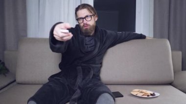 Sakallı yakışıklı TV izlerken