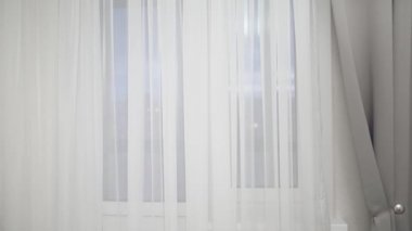 Sakallı adam kadeh şarap ile