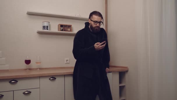 Homem barbudo com smartphone ouvindo música — Vídeo de Stock