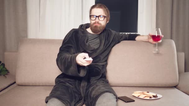 Bel homme barbu regarder la télévision — Video