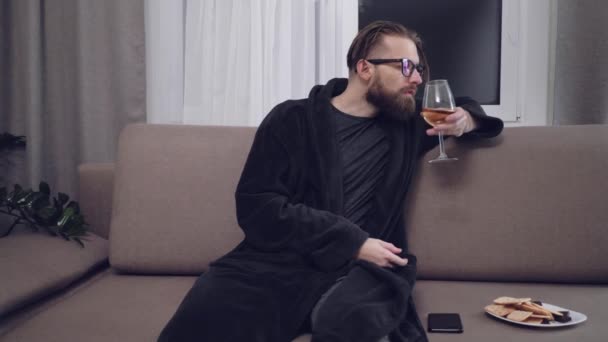 Beau barbu homme relaxant sur canapé — Video
