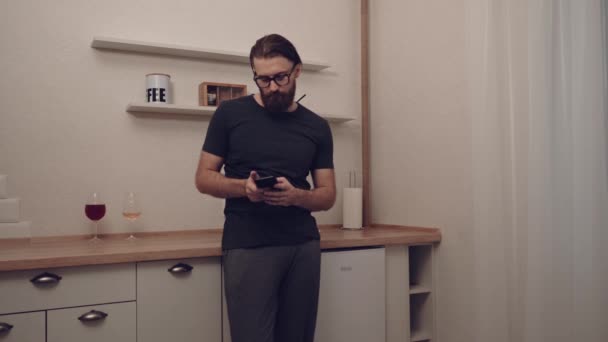 Bearded man with smartphone dancing — Stock Video