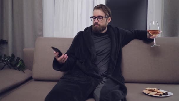 Handsome bearded man relaxing on sofa — Stock Video
