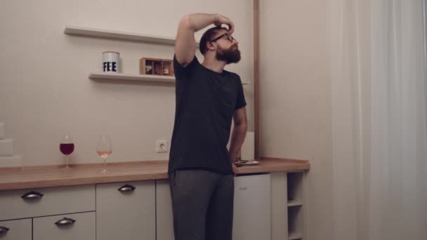 Homem barbudo com copo de vinho — Vídeo de Stock