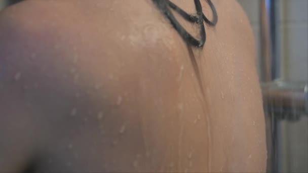 Mujer Ducha Con Columna Vertebral Desnuda Cerca Centran Las Gotas — Vídeo de stock