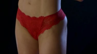 Küçük bir buket çayır çiçeğiyle zinde bir kadın.