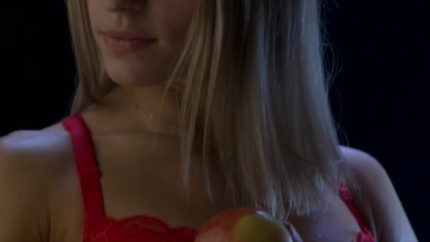 Passar Kvinna Med Äpple Svart Grunt Skärpedjup — Stockvideo