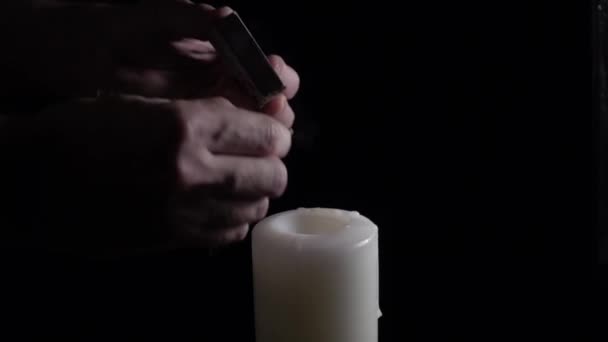 在黑色背景上用超慢运动的火柴点燃蜡烛 — 图库视频影像
