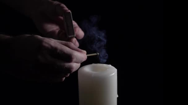 在黑色背景上用超慢运动的火柴点燃蜡烛 — 图库视频影像