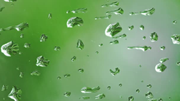 Gouttes de rosée sur verre de pluie avec transition de fond vert flou de verticale à horizontale 