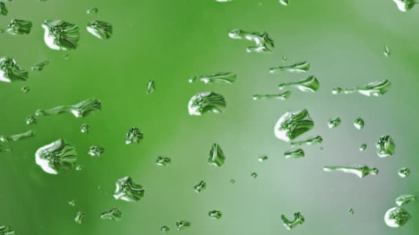 Краплі Склі Від Дощу Розмитим Зеленим Тлом Перехід Від Вертикального — стокове відео