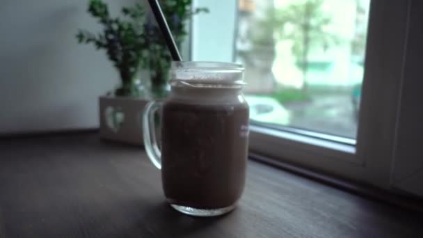 Varm Kakao Stora Glas Kopp Nära Fönster Med Blommor Bakgrunden — Stockvideo