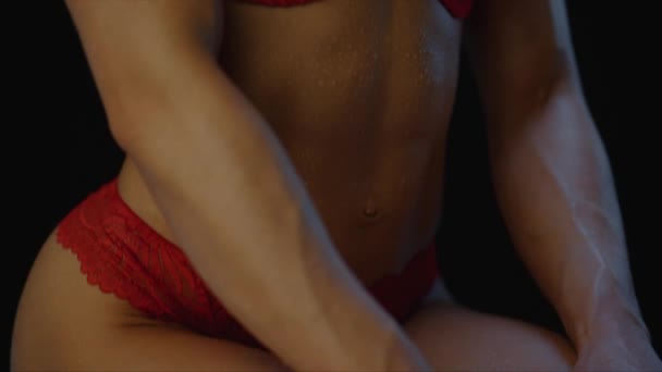 Torso Fit Young Woman Red Lingerie Δροσοσταλίδες Στο Δέρμα Μαύρο — Αρχείο Βίντεο