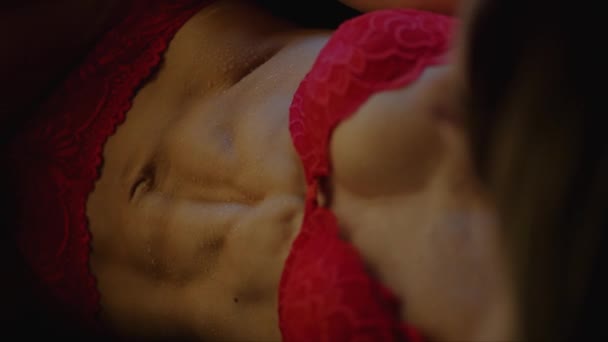 Torso Vältränad Ung Kvinna Röda Underkläder Svart Med Daggdroppar Fokus — Stockvideo