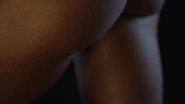 Siyah Deri Üzerinde Çiy Damlaları Olan Kırmızı Çamaşırlı Formalı Genç — Stok video