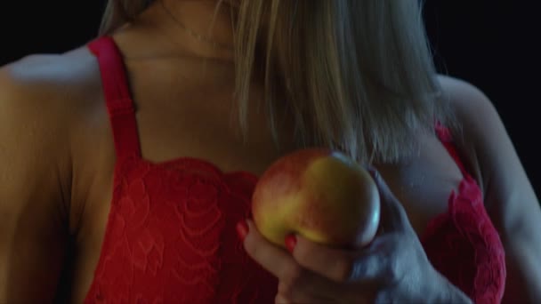 Passar Kvinna Med Äpple Svart Grunt Skärpedjup — Stockvideo