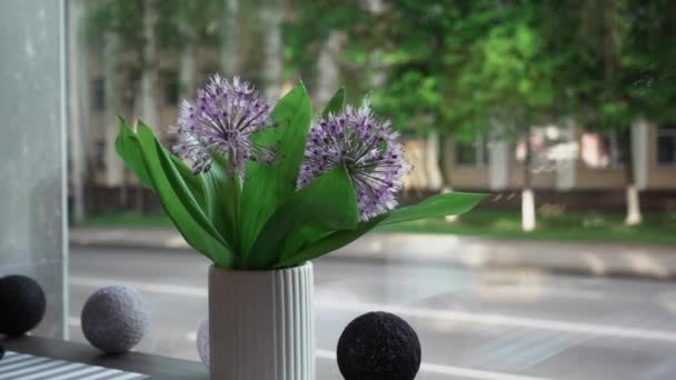 Tafelstilleven Coffeeshop Met Boeket Lentebloemen Aan Raam Zonnebril Smartphone — Stockvideo