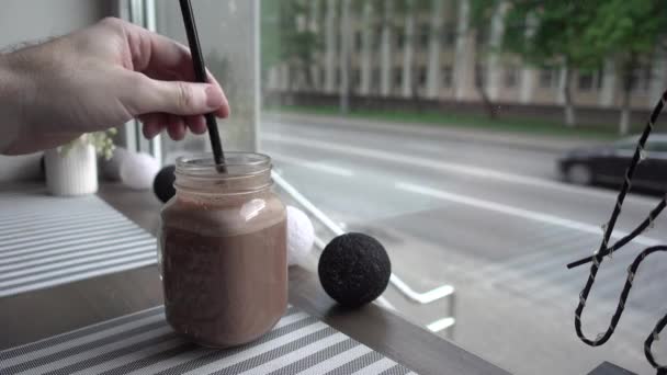 Bord Stilleben Caféet Med Blombukett Vid Fönstret Kakao Med Halm — Stockvideo