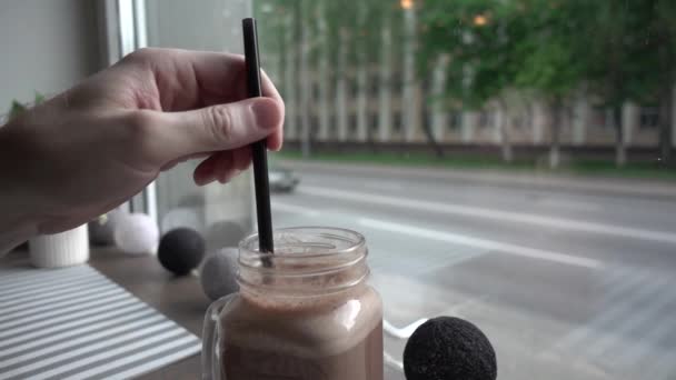 Stół Martwa Natura Kawiarni Bukietem Wiosennych Kwiatów Oknie Kakao Słomką — Wideo stockowe