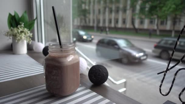 Bord Stilleben Caféet Med Blombukett Vid Fönstret Kakao Med Halm — Stockvideo